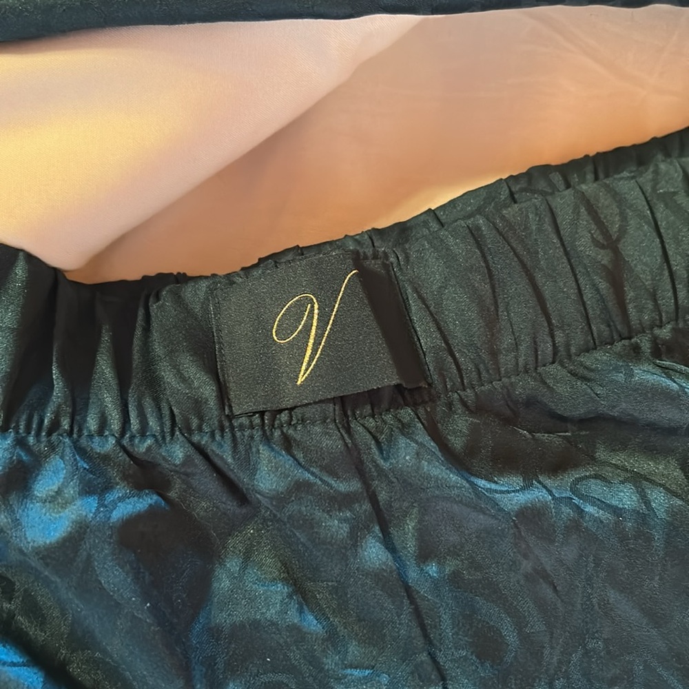 Victoria’s Secret Elegant Green Satin Sleepwear Set - Picture 4 of 8